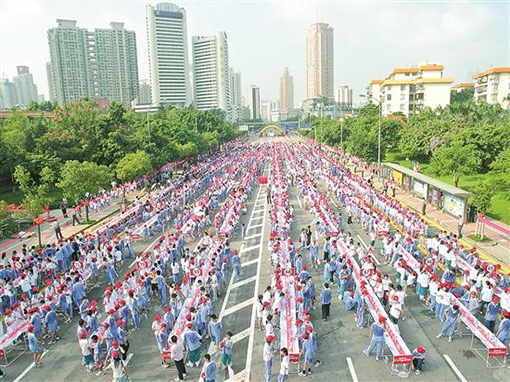 深圳市万名中小学生齐刷牙创世界纪录.jpg